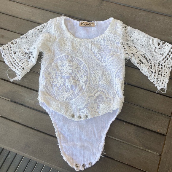 White lace long sleeved onesie size 70 (6-9 month) - Picture 2 of 5